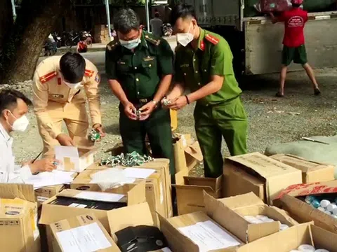 An Giang: Phát hiện xe tải chở hàng chục nghìn sản phẩm mỹ phẩm, linh kiện điện tử nghi nhập lậu