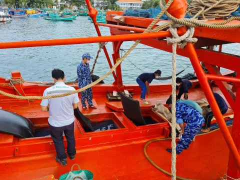 Cảnh sát biển liên tiếp bắt dầu do và than vận chuyển trái phép