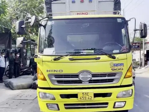 An Giang: Bắt xe tải vận chuyển 730kg vải và mền không rõ nguồn gốc