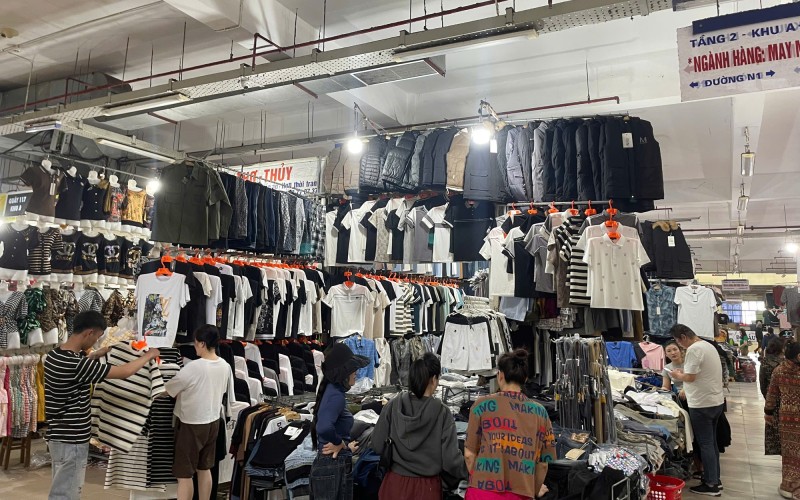 Kiểm tra cửa hàng kinh doanh, phát hiện hơn 10.000 đôi giày giả da không rõ nguồn gốc