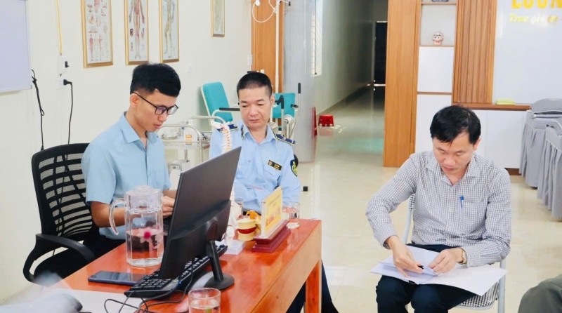 Quyết liệt đấu tranh với hàng giả, nhất là thuốc, thực phẩm chức năng