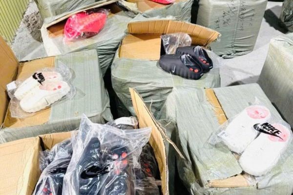 Phát hiện hàng trăm iPhone, túi xách Dior 'lậu' tuồn vào Việt Nam