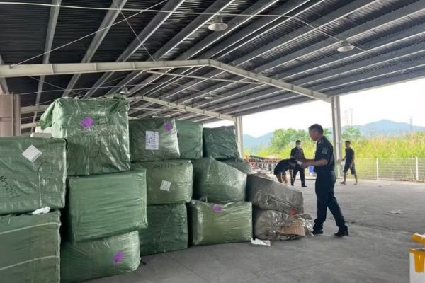 Bắt giữ 4 container hàng giả thương hiệu Louis Vuitton, Rolex, Chanel