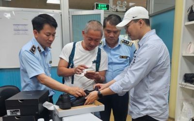 Phát hiện nhà máy sản xuất số lượng lớn giày giả mạo nhãn hiệu Nike xuất khẩu vào Hoa Kỳ