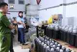 Hàng nghìn lít nước mắm giả pha hóa chất tuồn ra thị trường An Giang