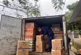 Thái Nguyên: Ngăn chặn xe tải chở hàng nghìn gói xúc xích, chân gà lậu bán cho học sinh