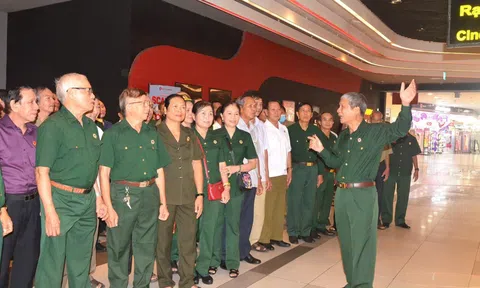 100 cựu chiến binh rưng rưng xem 'Mưa đỏ', ký ức chiến trường ùa về
