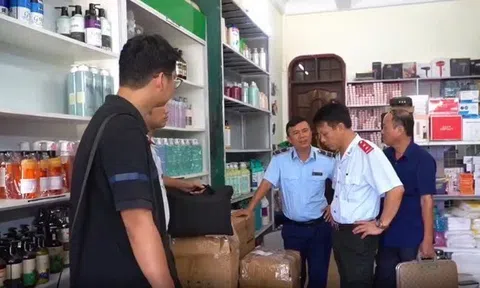 Phát hiện hàng trăm sản phẩm mỹ phẩm nhập lậu tại một cửa hàng nổi tiếng ở Quảng Bình
