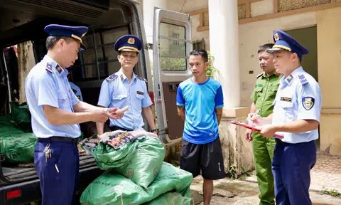 Lạng Sơn: Kiểm tra phương tiện, phát hiện 800 túi xúc xích nhập lậu