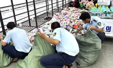 Kịp thời ngăn chặn hành vi bày bán nghìn đôi dép nghi giả mạo nhãn hiệu Crocs