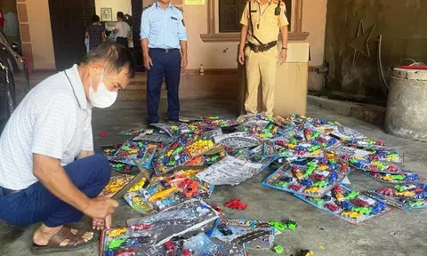 Nghệ An: Phát hiện và tiêu hủy 100 vỉ ô tô đồ chơi không rõ nguồn gốc