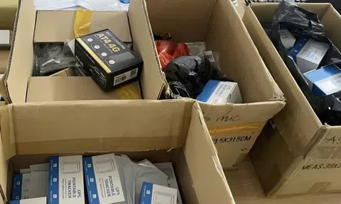 Hà Nội thu giữ hơn 300 thiết bị định vị nhập lậu, cảnh báo hiểm họa từ hàng trôi nổi