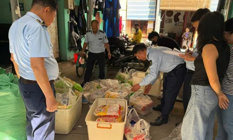 Hà Nội: Phát hiện số lượng lớn thực phẩm vi phạm quy định