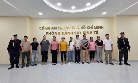 Triệt phá đường dây sản xuất gần 20.000 chai nước hoa giả tại TP HCM