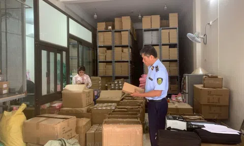 Hà Nội: Phát hiện kho hàng 'khủng' giày dép giả mạo thương hiệu ZARA