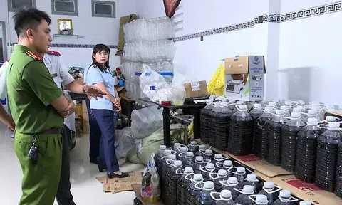 Hàng nghìn lít nước mắm giả pha hóa chất tuồn ra thị trường An Giang
