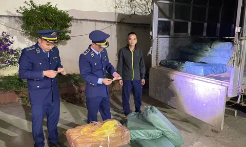 Lạng Sơn: Phát hiện 2 phương tiện vận chuyển hàng nhập lậu và thực phẩm không rõ nguồn gốc