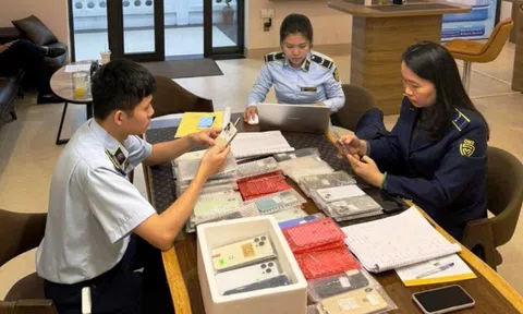 Quản lý thị trường Quảng Trị phát hiện cơ sở kinh doanh điện thoại iPhone cũ nhập lậu