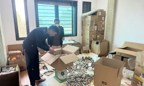 Đội QLTT số 2 Hà Nội tăng cường kiểm tra, xử lý thực phẩm không rõ nguồn gốc