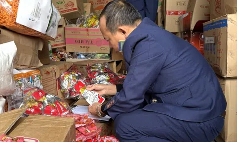 Quản lý thị trường Ninh Bình tạm giữ hàng nghìn sản phẩm thực phẩm vi phạm