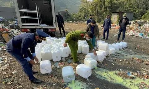 Lào Cai: Tiêu hủy 1.300 lít rượu không rõ nguồn gốc