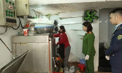 Hà Nội: Triệt phá cơ sở sản xuất và bán ra thị trường 300 tấn giò chả chứa hàn the