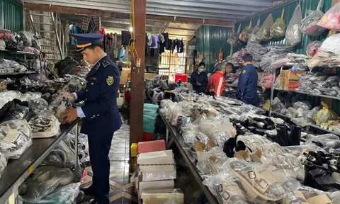 Lào Cai: Phạt 16 triệu đồng, tiêu hủy hàng loạt điện thoại nhập lậu và mũ bảo hiểm giả