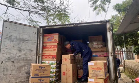 Thái Nguyên: Ngăn chặn xe tải chở hàng nghìn gói xúc xích, chân gà lậu bán cho học sinh