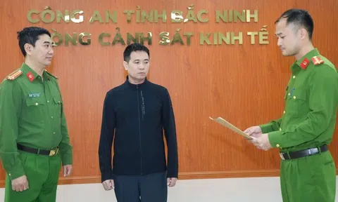 Khởi tố, bắt tạm giam chủ cơ sở pha axit acetic với nước làm 'giấm trắng 100% tự nhiên'