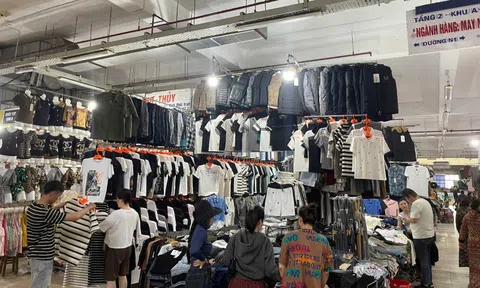 Kiểm tra cửa hàng kinh doanh, phát hiện hơn 10.000 đôi giày giả da không rõ nguồn gốc