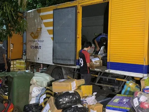 An Giang: Bắt xe tải vận chuyển số lượng lớn hàng hóa ký gửi, nghi vấn nhập lậu