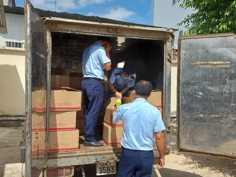 Tây Ninh: Phát hiện xe ô tô tải vận chuyển 980 chai thuốc trừ cỏ chứa hoạt chất cấm