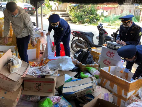 Lạng Sơn: Tiêu hủy gần 400 sản phẩm thực phẩm đông lạnh đóng gói sẵn, có nguồn gốc do nước ngoài sản xuất