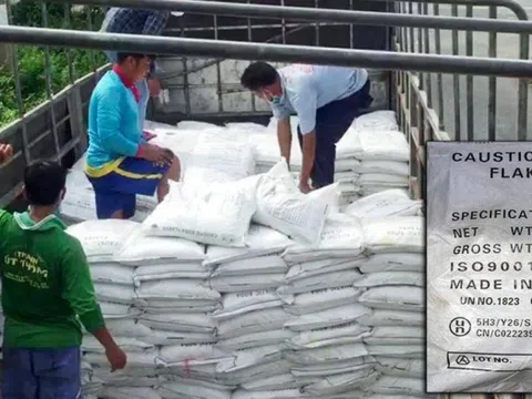 An Giang: Tạm giữ gần 8 tấn hóa chất và 630 lít dầu thủy lực không rõ nguồn gốc
