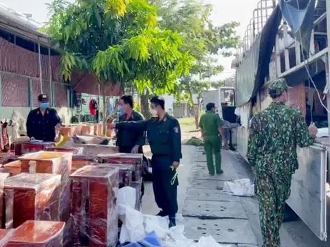 An Giang: 2 xe ô tô tải vận chuyển trên 150 sản phẩm đồ gỗ không rõ nguồn gốc