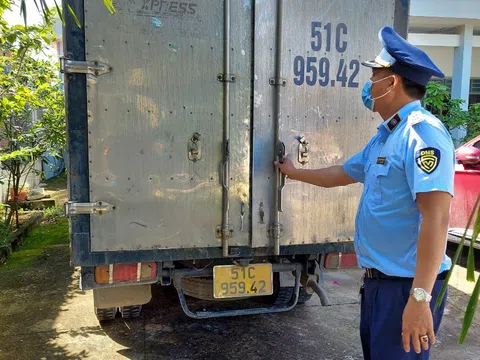 QLTT Long An: Bàn giao cơ quan Công an đối tượng vận chuyển trên 8.000 bao thuốc lá điếu nhập lậu