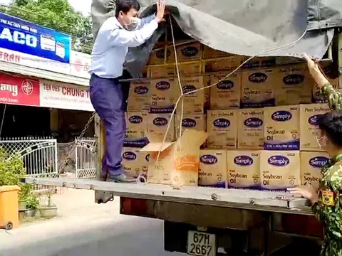 An Giang: Bắt 3 xe tải chở trên 9.500 chai dầu ăn không nguồn gốc