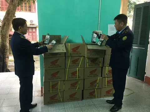 Lào Cai: Tạm giữ 480 chai dầu nhờn xe máy có dấu hiệu giả mạo nhãn hiệu Honda