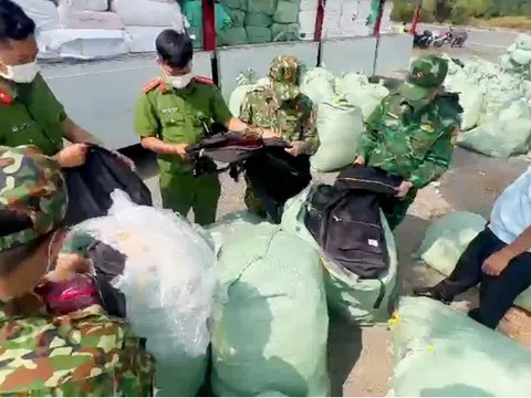 An Giang: Bắt 2 xe ô tô tải vận chuyển số lượng lớn hàng hoá không rõ nguồn gốc