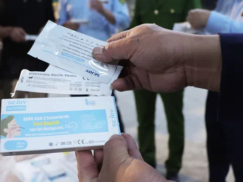 Lô kit test Covid-19 và thuốc tân dược trị giá trên 10 tỷ vừa bị Quản lý thị trường thu giữ tại Cảng Hà Nội