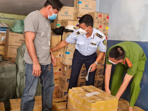 An Giang: Phát hiện xe tải vận chuyển lượng lớn hàng hóa giả mạo nhãn hiệu và hàng hóa nhập lậu