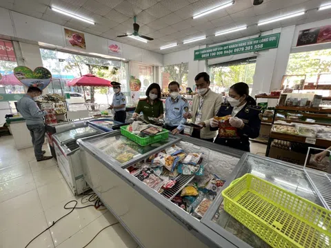 Phát hiện, xử lý Cơ sở kinh doanh thực phẩm Xanh Mart Vinh bán hàng hóa quá hạn sử dụng