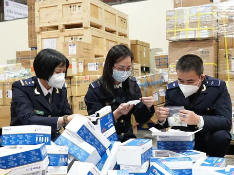 Bắt giữ 65.000 kit test Covid-19 tại sân bay Nội Bài