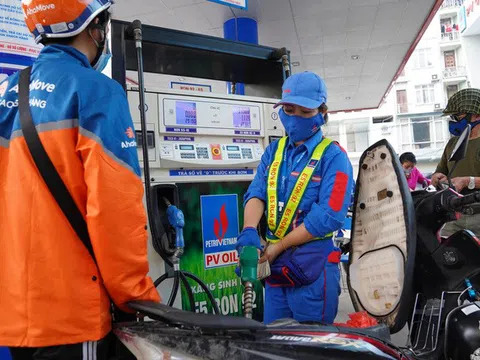 Giá xăng giảm hơn 800 đồng/lít