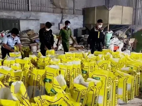 Phát hiện nhiều hàng hóa không rõ nguồn gốc trong công ty phân bón tại An Giang