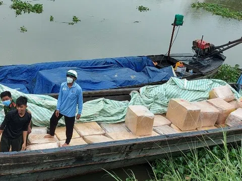 Long An: Phát hiện 2 chiếc xuồng chở nhiều hàng hóa không rõ nguồn gốc, xuất xứ