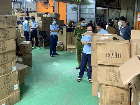 TP. Hồ Chí Minh: Tạm giữ hàng trăm nghìn sản phẩm nghi nhập lậu khi kiểm tra nhiều kho hàng