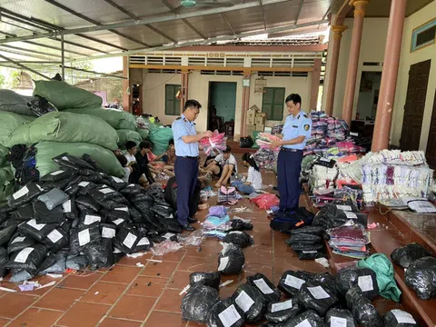 Vĩnh Phúc tạm giữ gần 12.000 sản phẩm quần áo, mũ bảo hiểm giả mạo nhãn hiệu