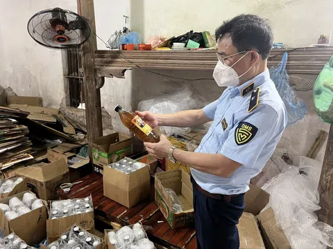 Hà Nội: Bắt quả tang cơ sở sản xuất hơn 2.000 lít mật ong giả