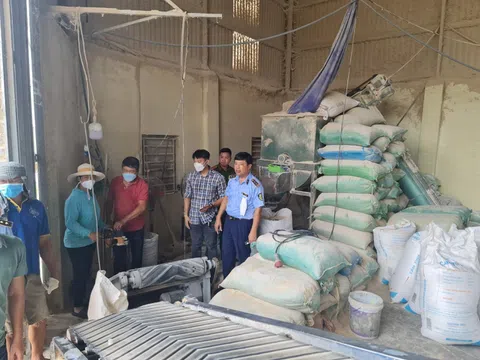 Hải Dương: Phát hiện hàng chục tấn cám mỳ trộn bột đá dùng để sản xuất hàng giả